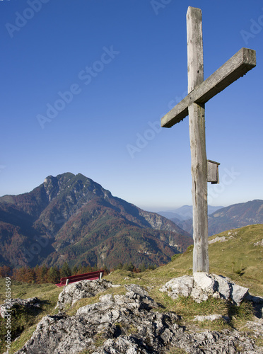 kreuz mit blick in die alpen österreichs