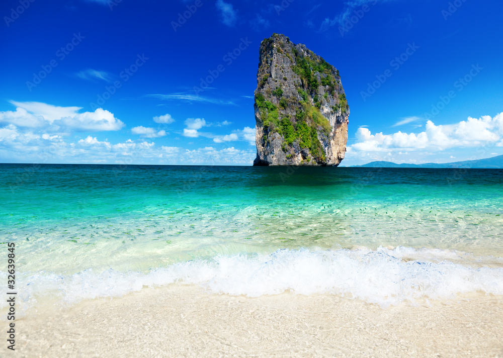 Naklejka premium Poda island and tropical fishes