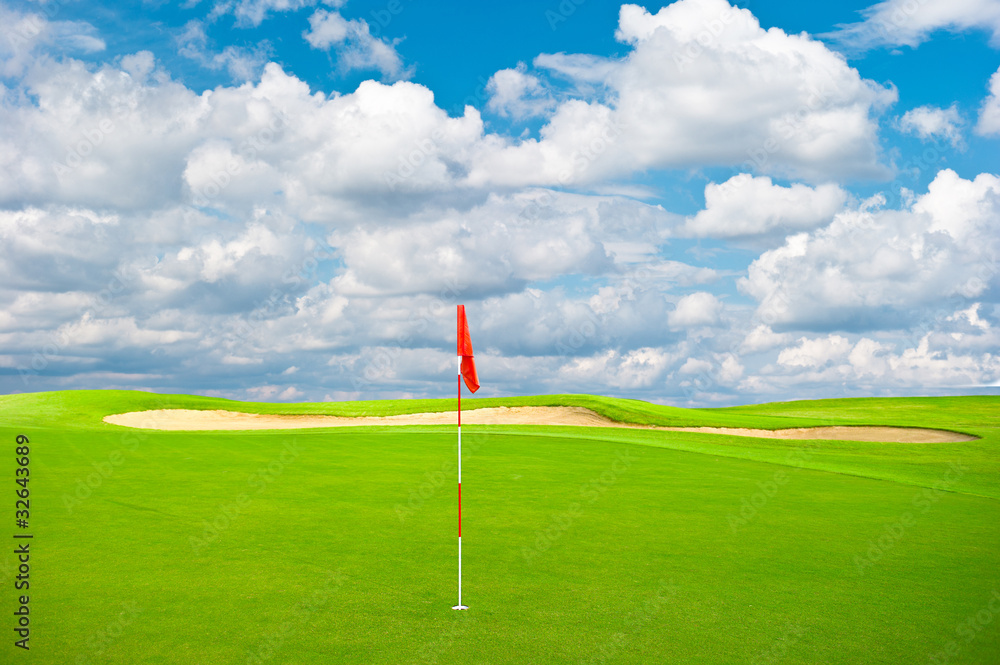 Obraz premium green golf field with cloudy sky background