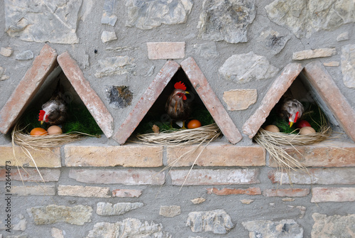 tre galline finte in tre nicchie
