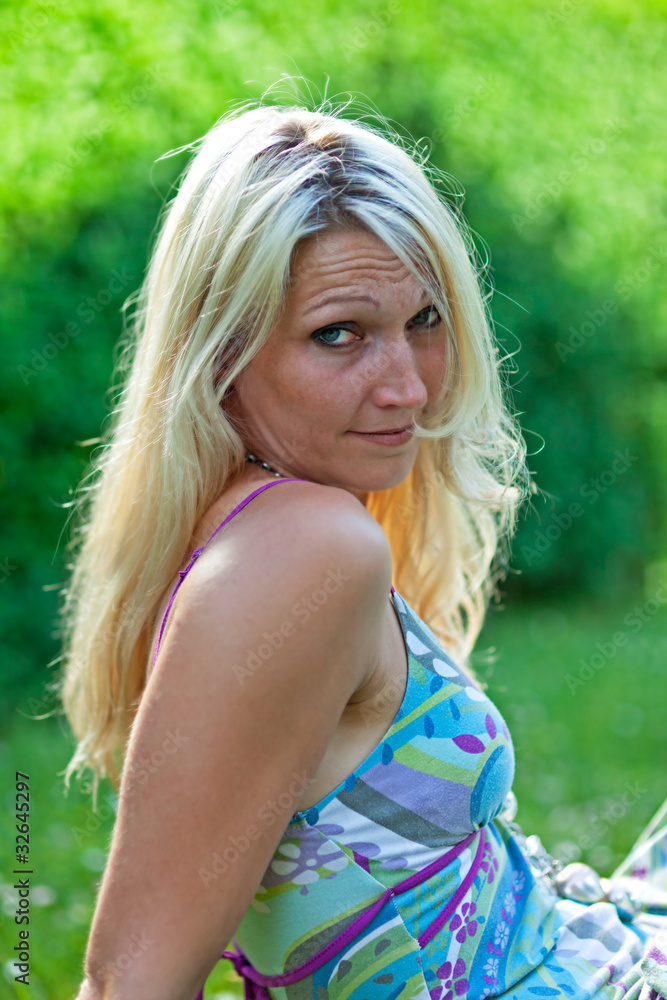 junge Frau sitzt im Garten junge Frau sitzt im Garten