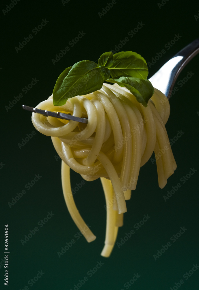 Spaghetti na widelcu z bazylią