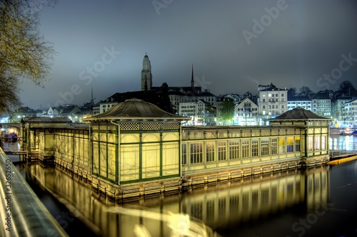 Zürich Nachts am Wasser photo