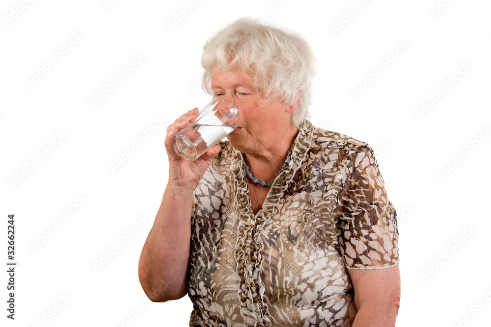 Seniorin trinkt Wasser Seniorin trinkt Wasser