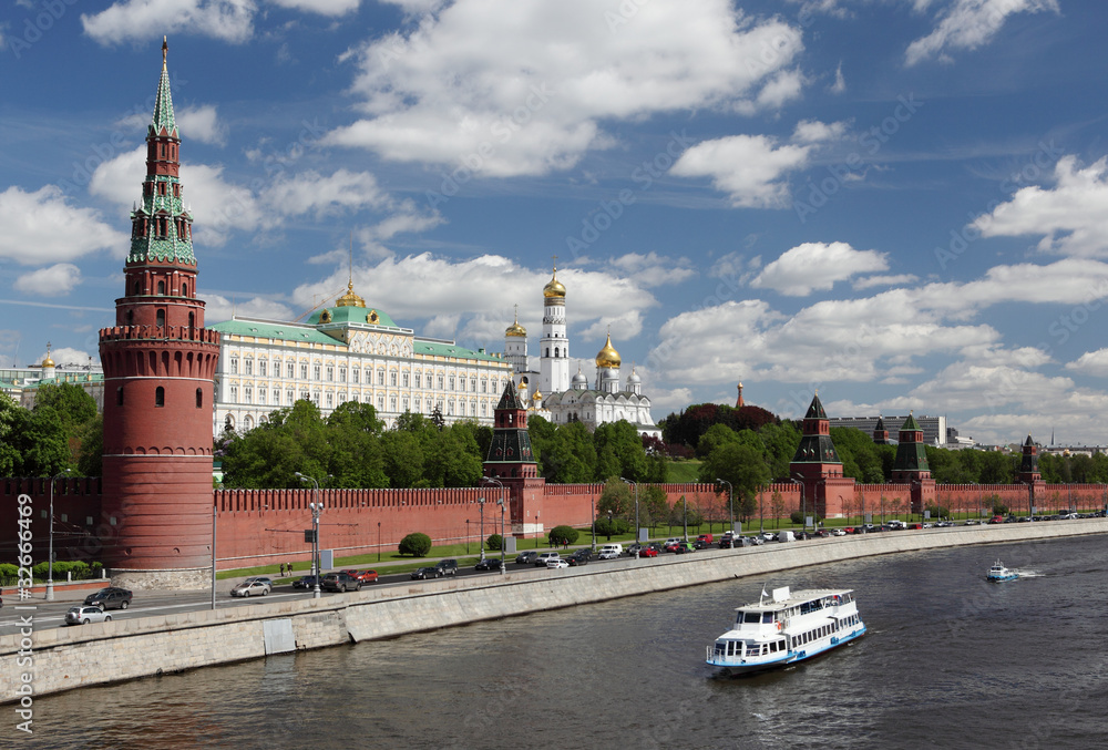 Московский Кремль. Вид со стороны набережной Масква-реки.