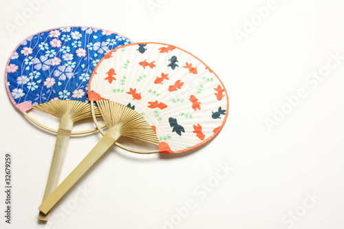 うちわ　白バック　金魚花柄