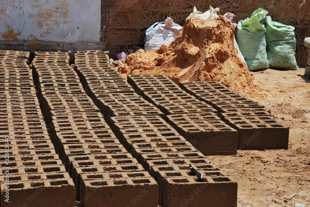 Briques Rouges Senegal fabrication de briques au senegal Photos | Adobe Stock