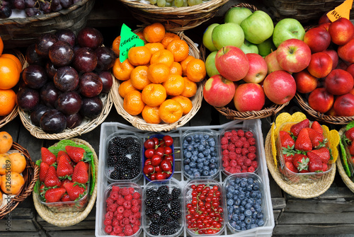 Frutta in esposizione dentro ai cesti photo