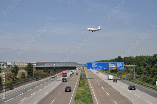 Flugzeug und Autobahn bei Frankfurt