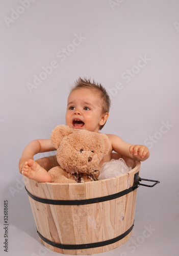 Obraz na plátně enfant criant dans un baquet en bois