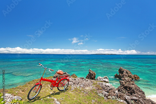 コマカ島の丘の上に置かれた赤い自転車