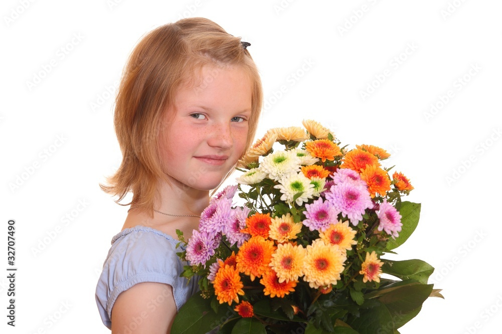 Porträt eines jungen Mädchens mit einem Blumenstrauß