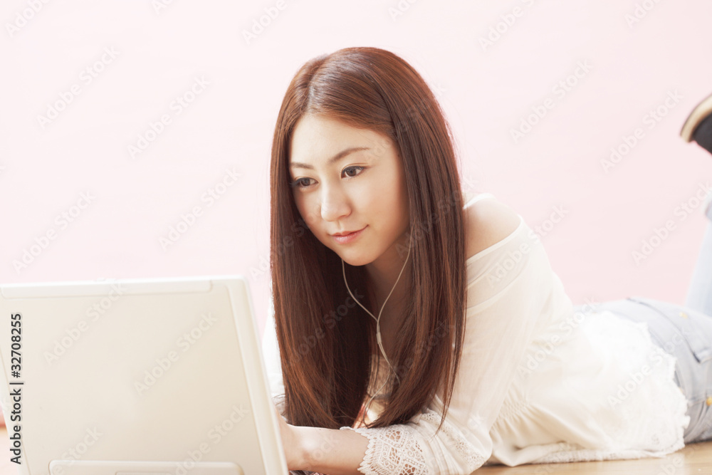 パソコンをする女性