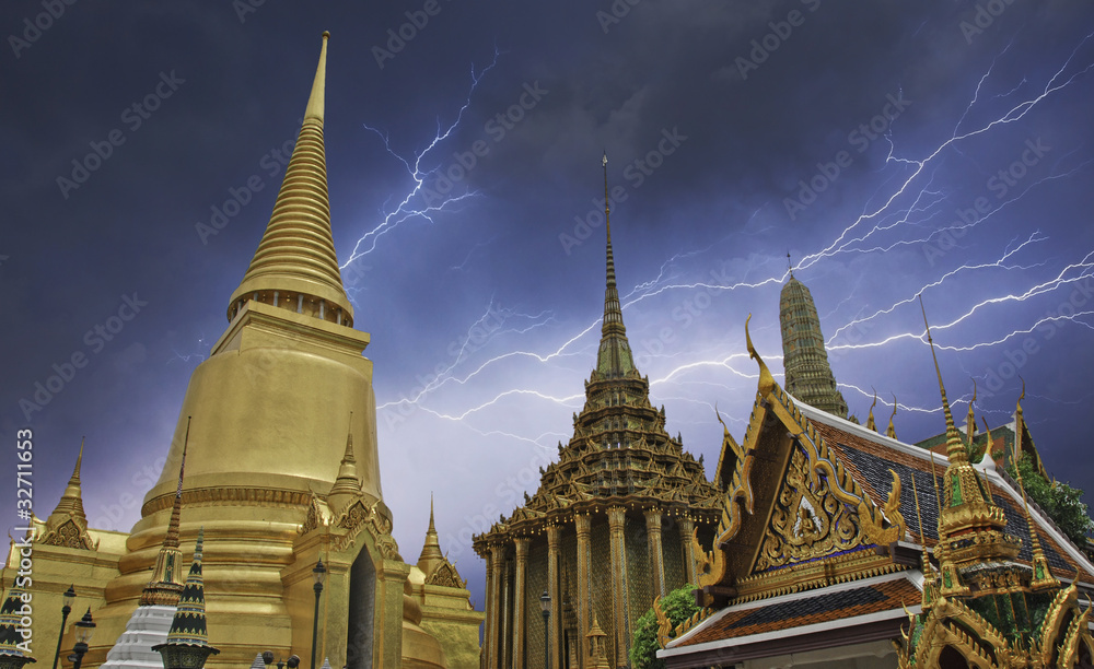Fototapeta premium Storm over Bangkok Temple, Thailand