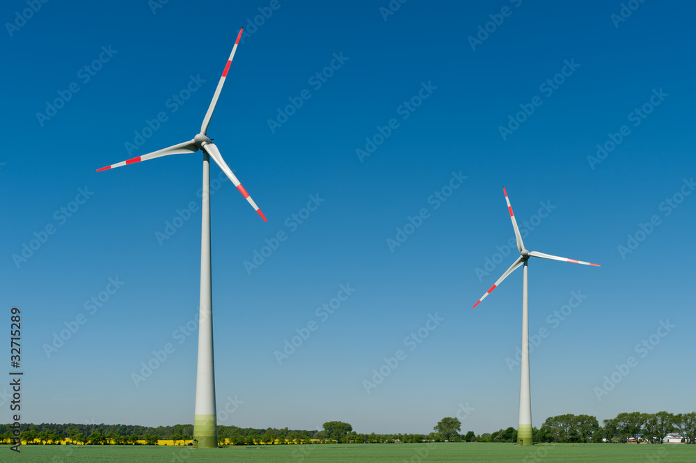 Windkrafträder in einem Feld