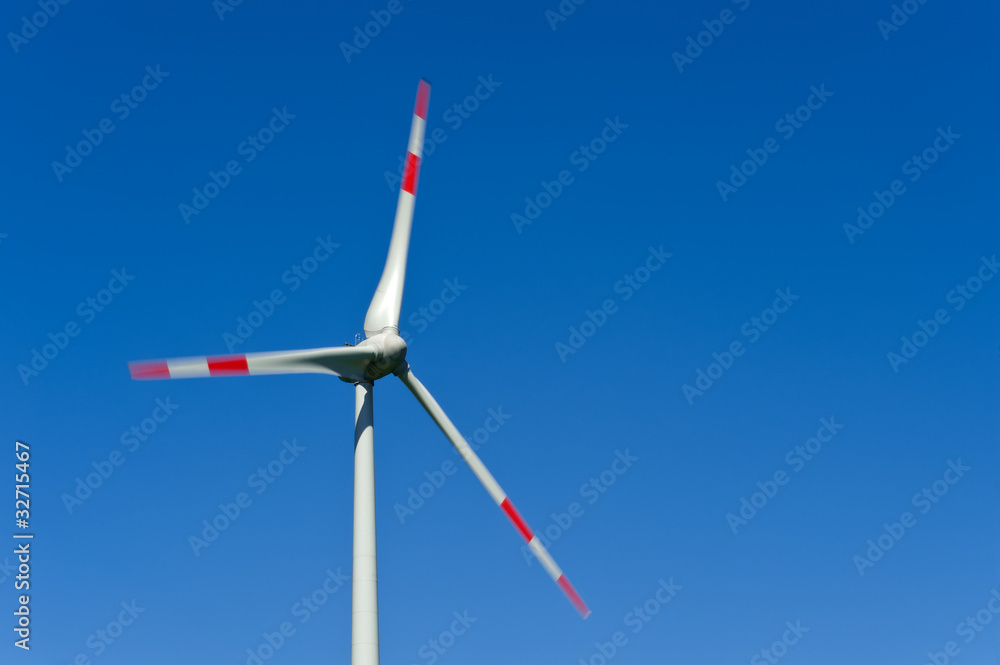 Windkraftrad vor blauem Hintergrund