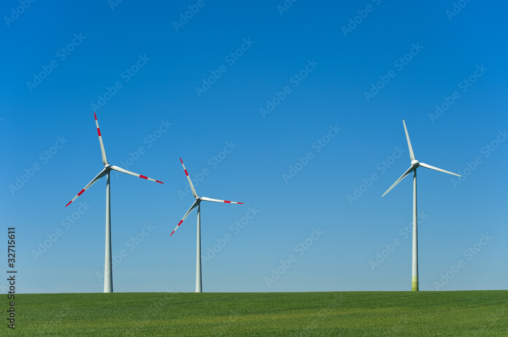 Windkrafträder in einem Feld Windkrafträder in einem Feld