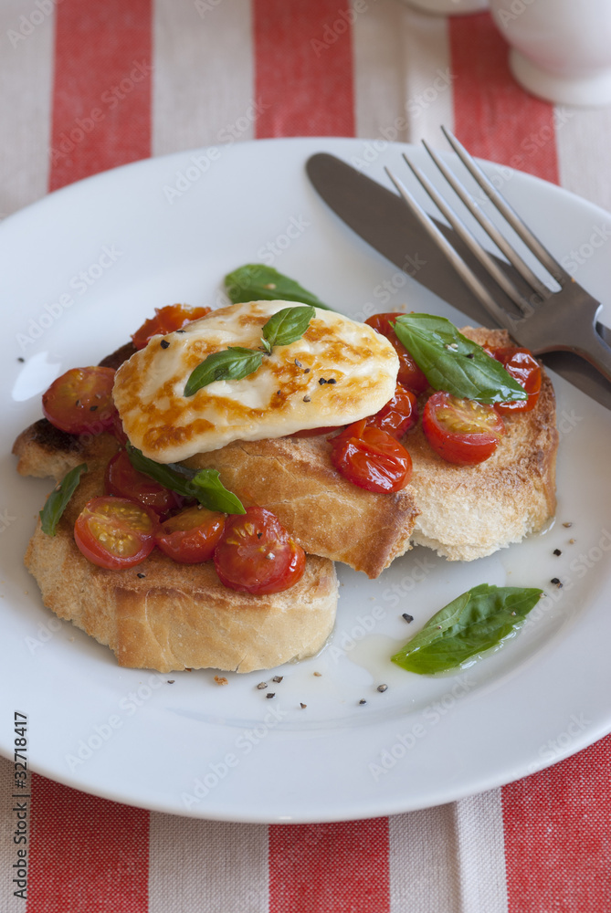 Toasts with Halloumi and tomatoes