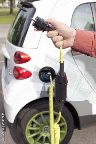 E-Auto: Stromanschluss mittels herkömmlichen Schuko-Stecker photo