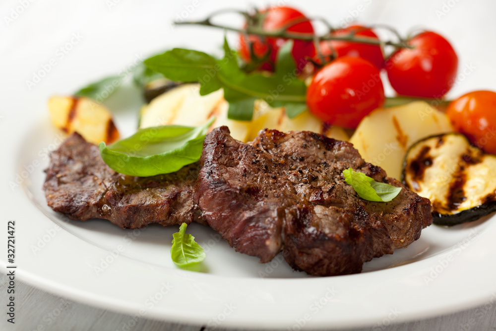Grilled beef with grilled vegetables and fresh basil Grilled beef with grilled vegetables and fresh basil