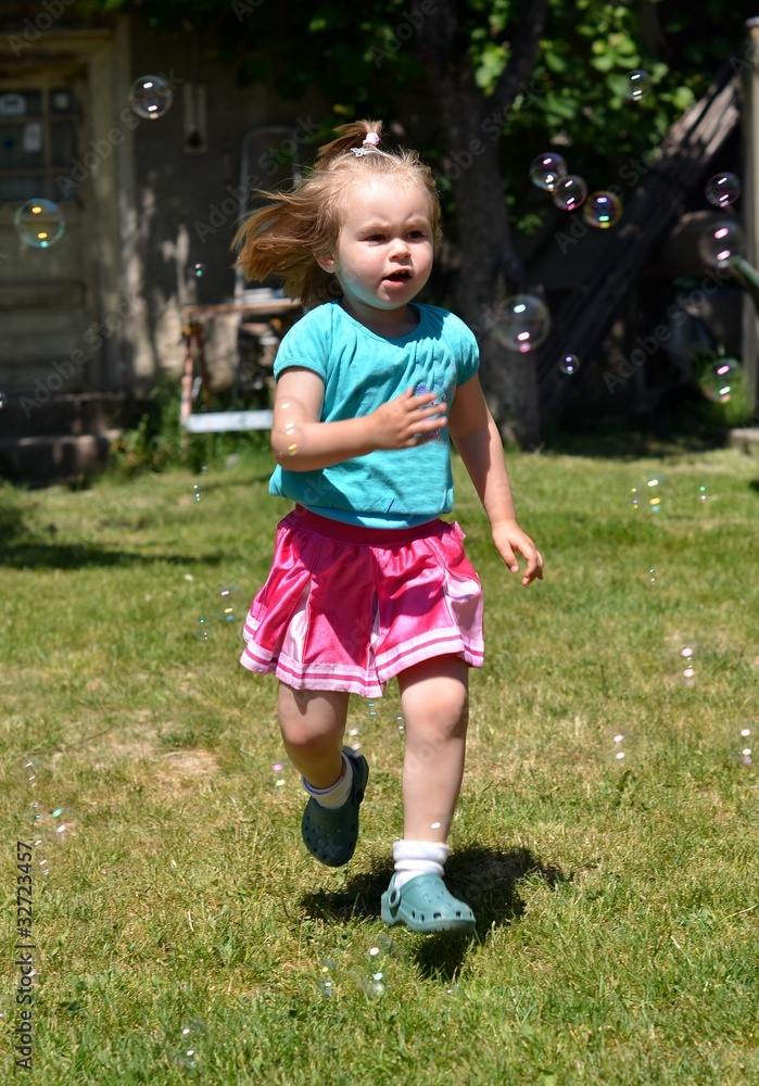 enfant jouant avec souffleur de bulles de savon enfant jouant avec souffleur de bulles de savon