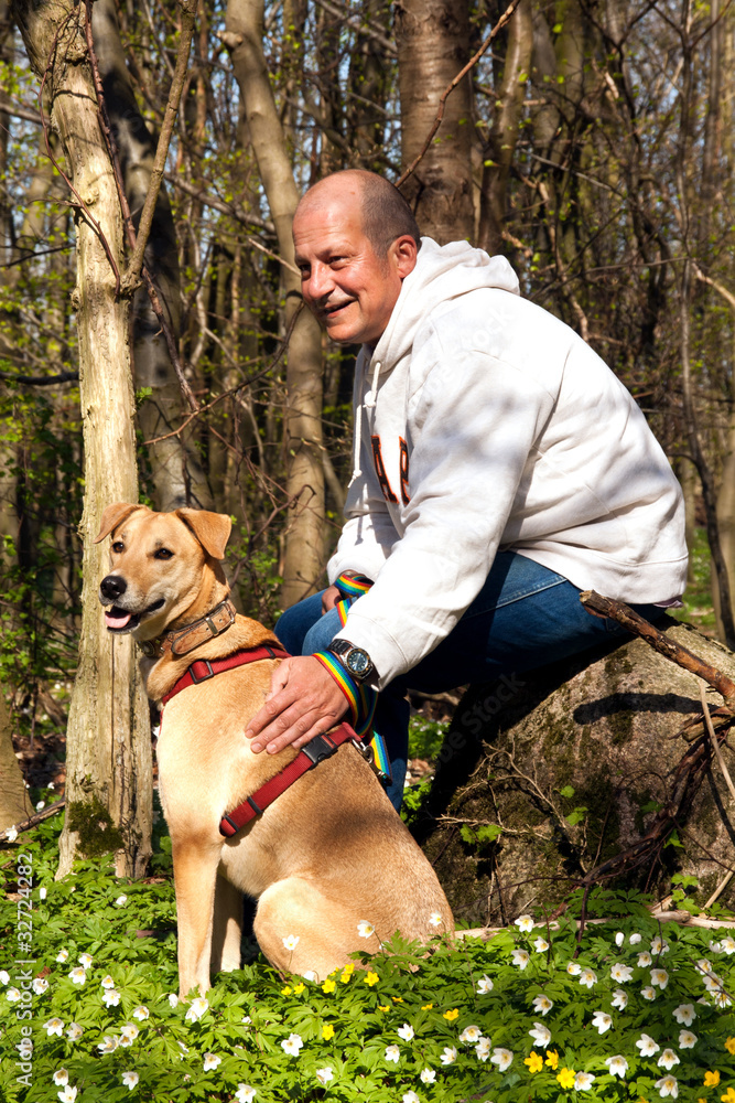 Pause mit Hund im Wald