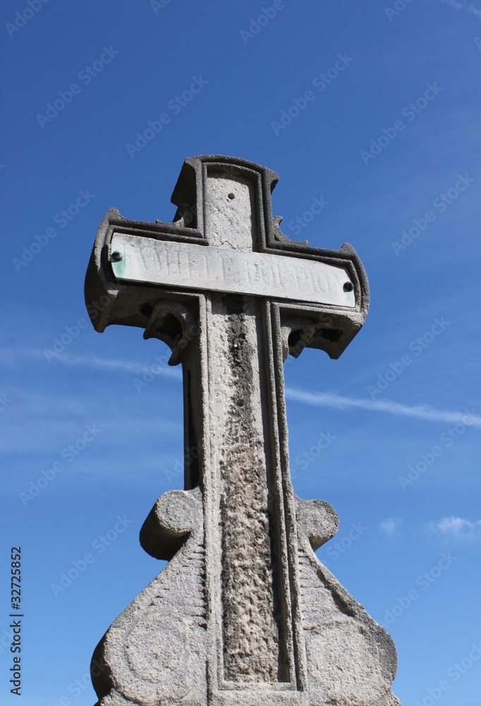 Croix d'une tombe au cimetière du Montparnasse à Paris Croix d'une tombe au cimetière du Montparnasse à Paris