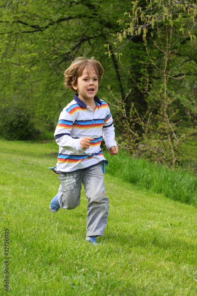 petit garçon courant dans l'herbe petit garçon courant dans l'herbe