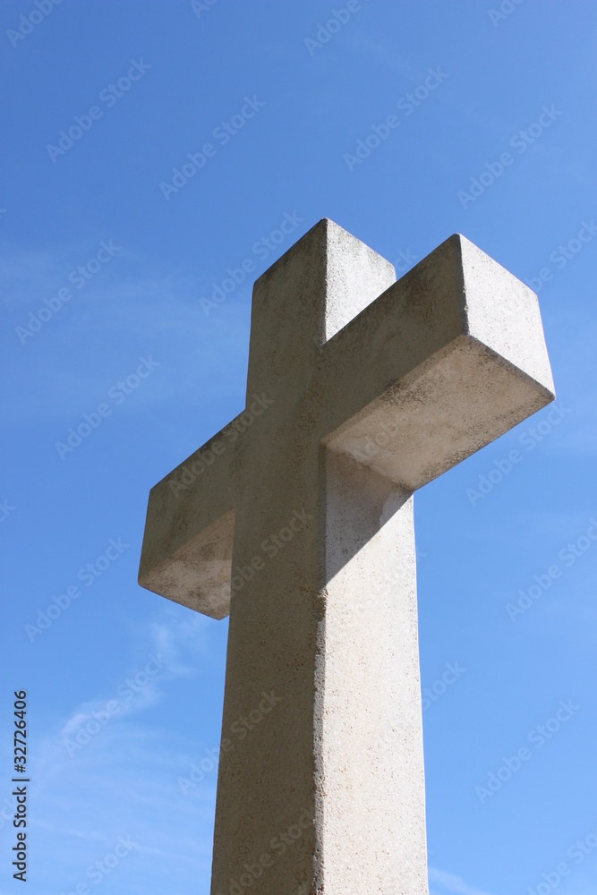 Croix d'une tombe au cimetière du Montparnasse à Paris