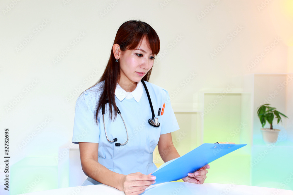 真剣な表情でカルテの確認をしている看護師