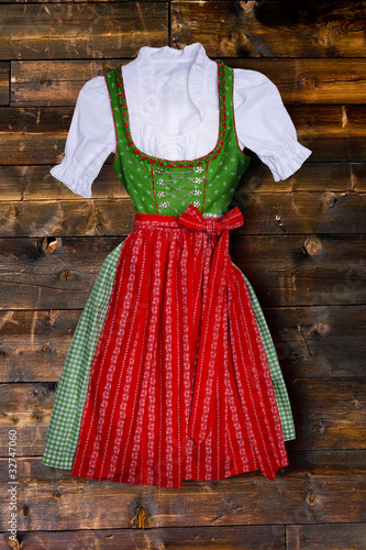Dirndl auf Holzwand