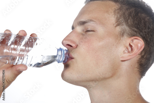 Homme buvant de l'eau