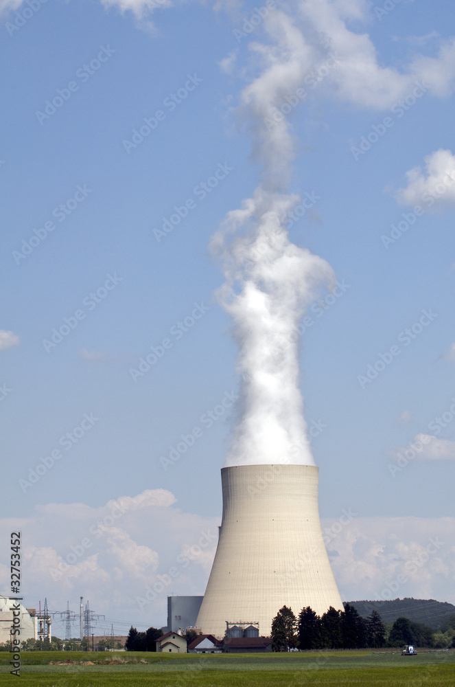 Atomkraftwerk mit dampfendem Kühlturm