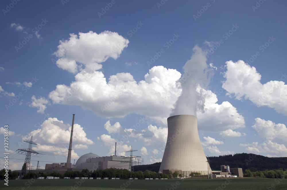 Atomkraftwerk mit dampfendem Kühlturm