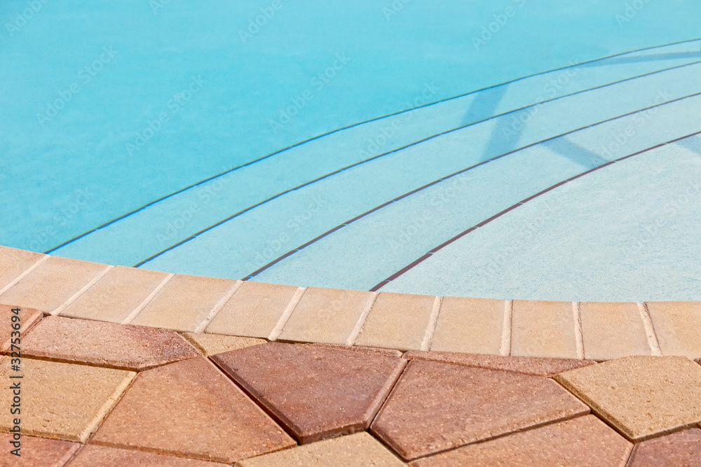 Obraz premium Steps leading into Pool with Pavers