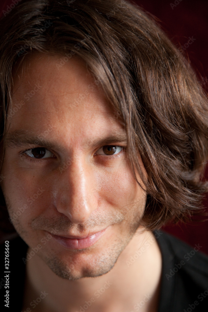 Fototapeta premium junger mann mit eindringlichem blick