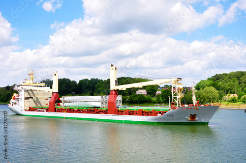 Frachtschiff mit Einzelteilen für Windkraftanlagen Flügel photo