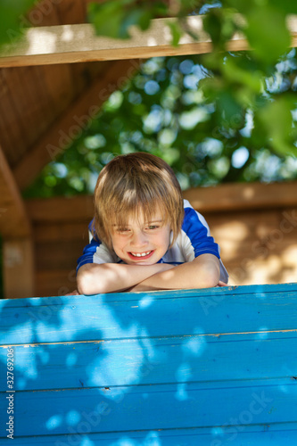 lachender junge im baumhaus photo