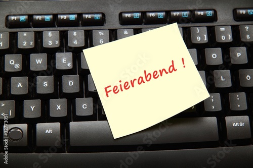 Tastatur mit Notiz: Feierabend