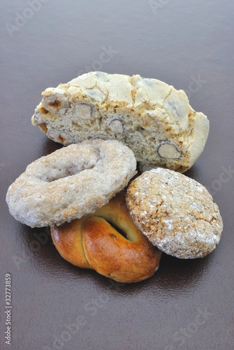 Biscotti e ciambelle photo