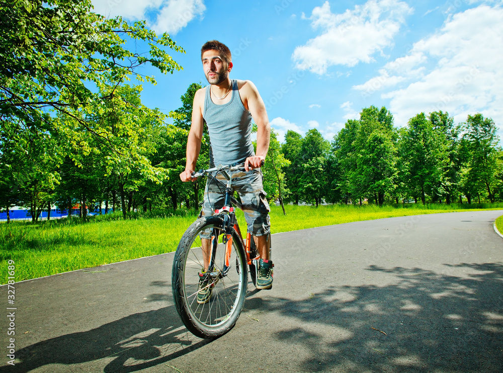 Obraz premium Young man cyclist