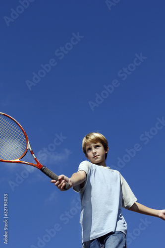 Niño pegando a la pelota con la raqueta