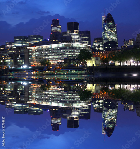 Modern London at night © Tomas Marek