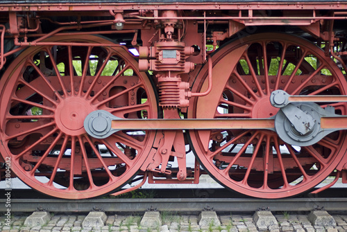 Räder einer Dampflokomotive mit Stangen