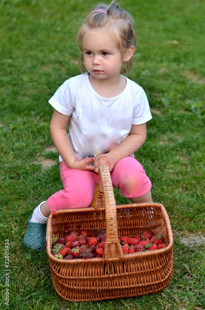 Fototapeta premium Enfants à la fraise