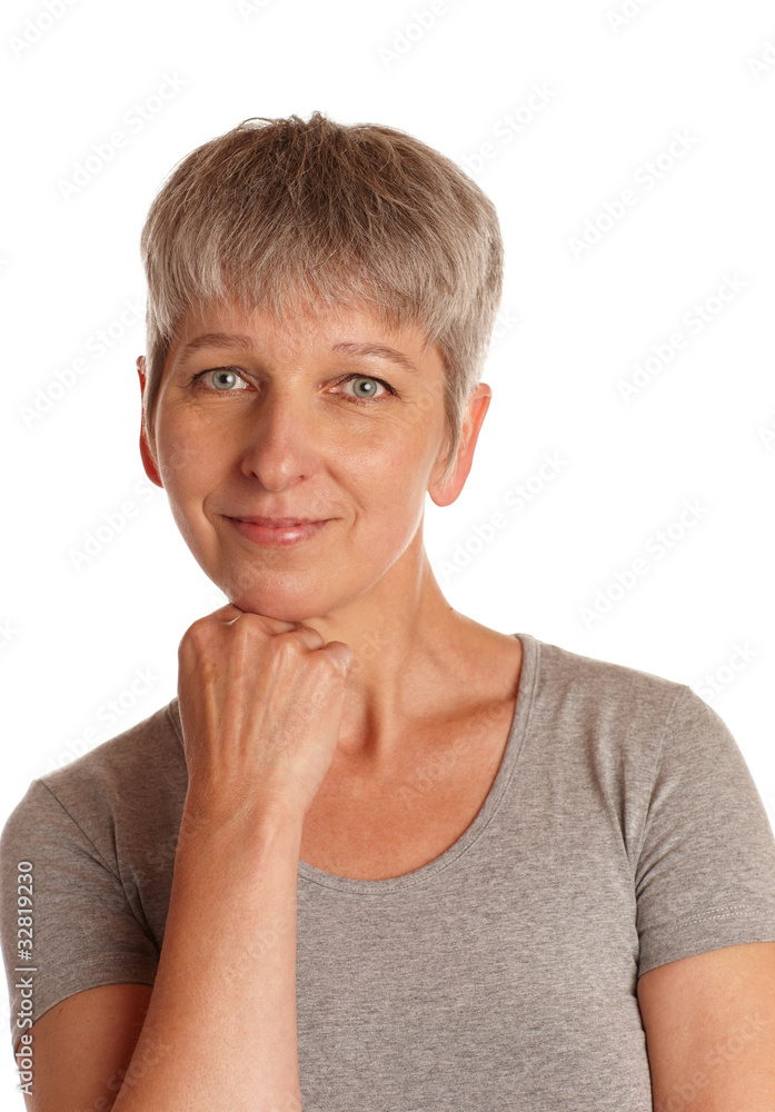 Erwachsene Frau mit grauen Haaren Erwachsene Frau mit grauen Haaren