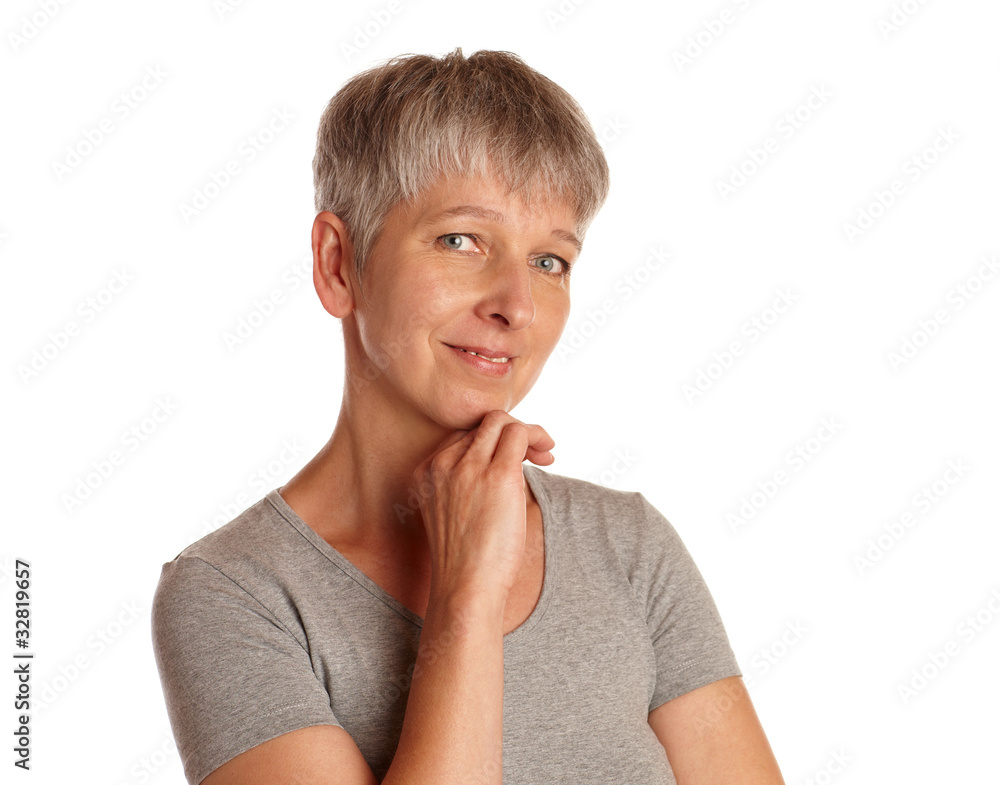 Erwachsene Frau mit grauen Haaren Erwachsene Frau mit grauen Haaren