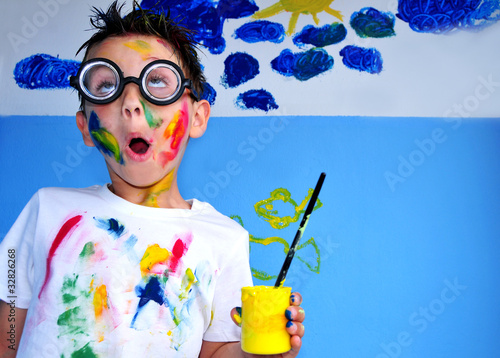 Kind mit Farben