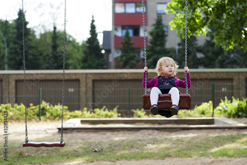 schaukeln auf dem Spielplatz photo