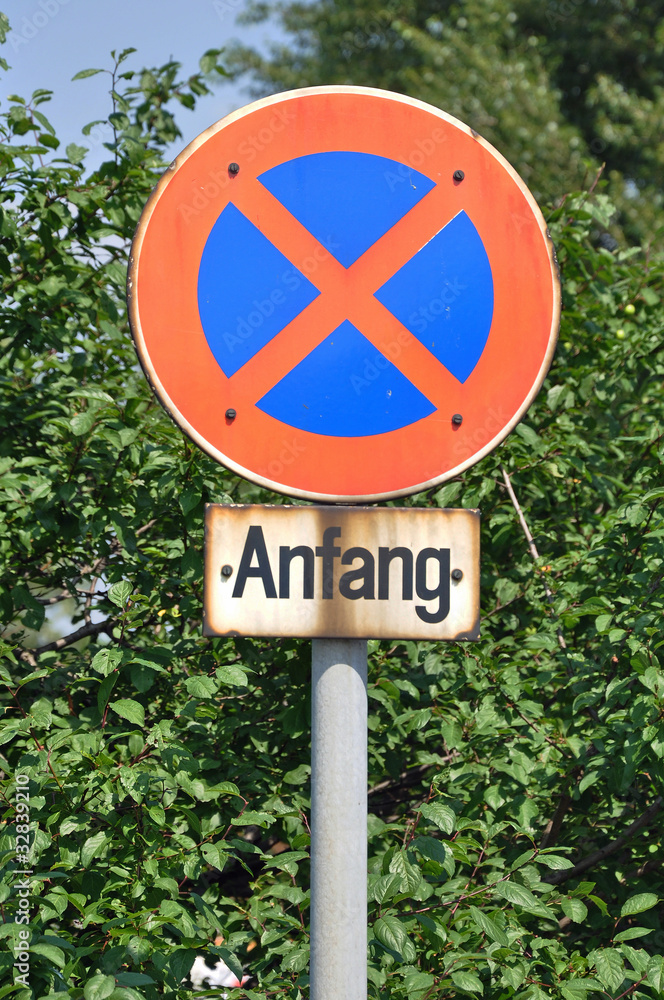 verkehrsschild halten und parken verboten Stock Photo | Adobe Stock